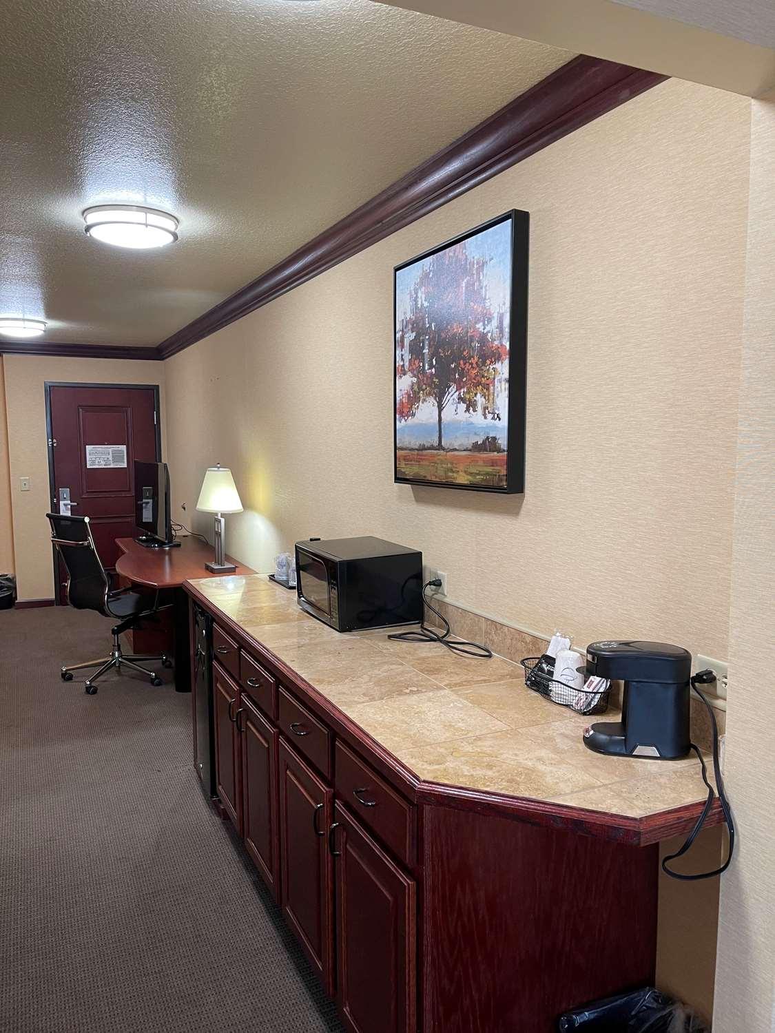 Best Western Coffeyville Central Business District Inn And Suites Екстериор снимка